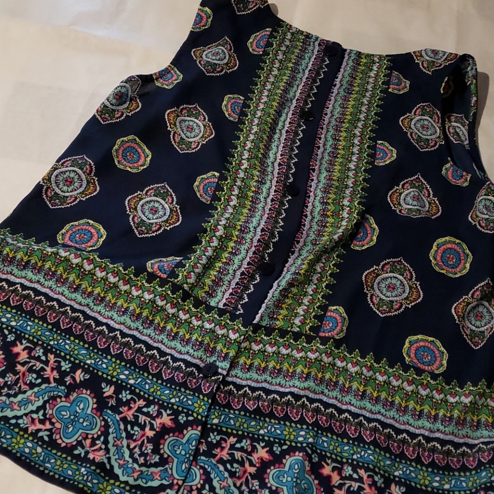 Beautiful patterned top - Picture 5 of 5